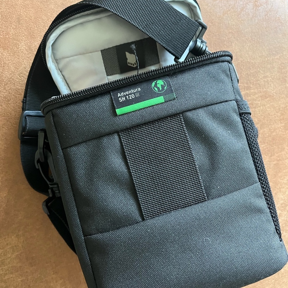 Lowepro Adventura SH 120 III 3L zippered camera bag in black - Picture 4 of 10